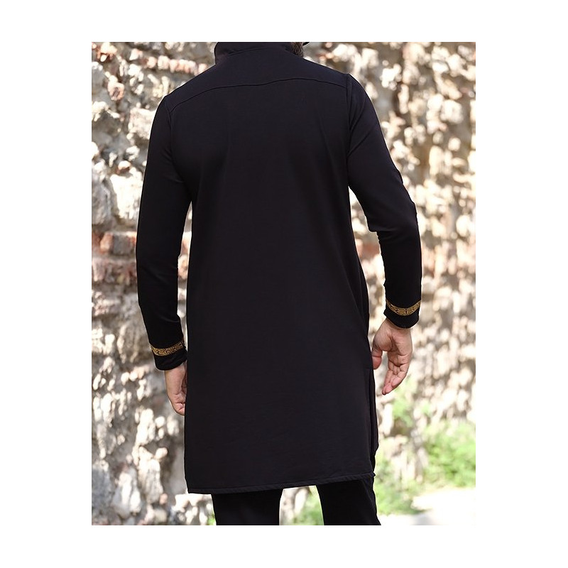 Qamis Court - Noir et Broderie Doré - Qaba'il : Eminence Qamis Court - Noir et Broderie Doré - Qaba'il : Eminence