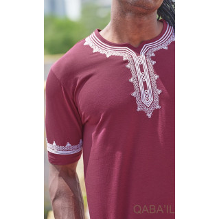 T-Shirt Etniz Bordeaux - Motif Oriental Brodé - Qaba'il : Manches Courtes New 2021 T-Shirt Etniz Bordeaux - Motif Oriental Brodé - Qaba'il : Manches Courtes New 2021