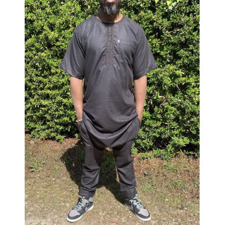 Qamis Pakistanais sans Col, Manche Courte - Tissu Coton Noir - Qamis Court + Pantalon - Afaq Qamis Pakistanais sans Col, Manche Courte - Tissu Coton Noir - Qamis Court + Pantalon - Afaq