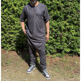 Qamis Pakistanais sans Col, Manche Courte - Tissu Coton Noir - Qamis Court + Pantalon - Afaq Qamis Pakistanais sans Col, Manche Courte - Tissu Coton Noir - Qamis Court + Pantalon - Afaq