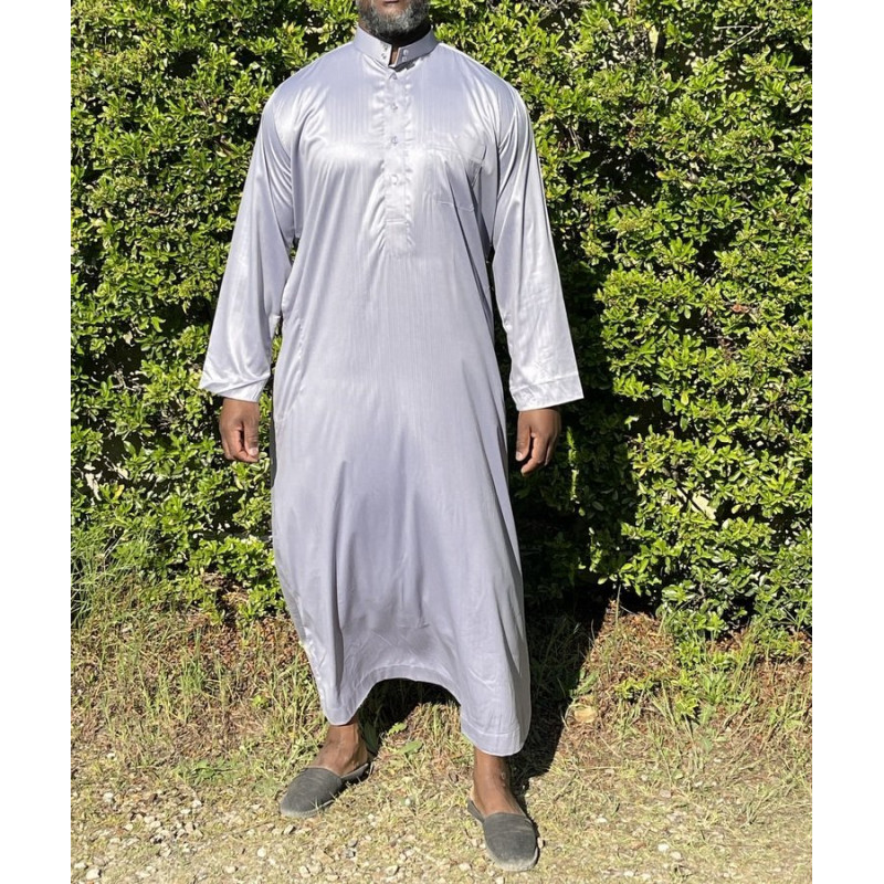 Qamis Long Saoudien De Luxe à Col - Tissu Glacé Gris Clair - Manche Longue Style Haramain ou Daffah -Afaq Qamis Long Saoudien De Luxe à Col - Tissu Glacé Gris Clair - Manche Longue Style Haramain ou Daffah -Afaq
