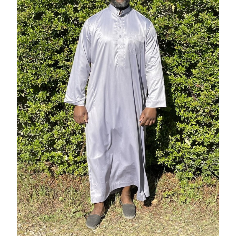Qamis Long Saoudien De Luxe à Col - Tissu Glacé Gris Clair - Manche Longue Style Haramain ou Daffah -Afaq Qamis Long Saoudien De Luxe à Col - Tissu Glacé Gris Clair - Manche Longue Style Haramain ou Daffah -Afaq