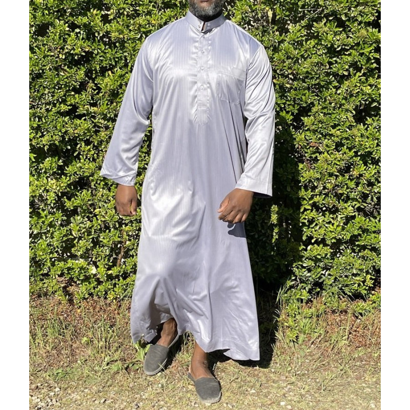 Qamis Long Saoudien De Luxe à Col - Tissu Glacé Gris Clair - Manche Longue Style Haramain ou Daffah -Afaq Qamis Long Saoudien De Luxe à Col - Tissu Glacé Gris Clair - Manche Longue Style Haramain ou Daffah -Afaq