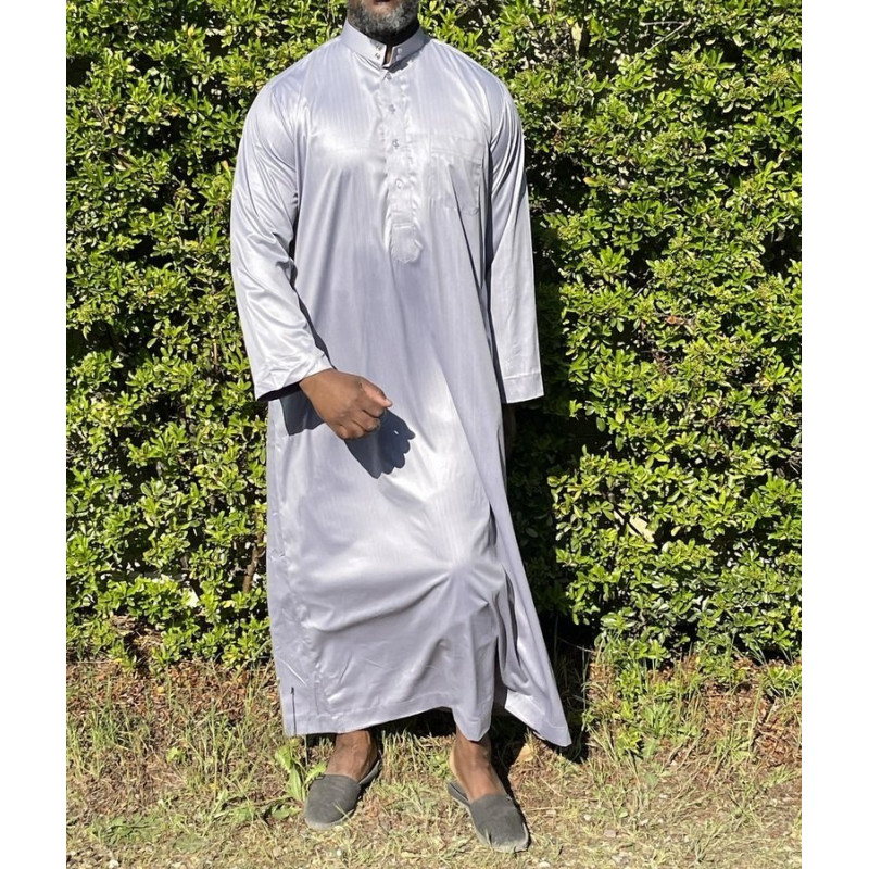 Qamis Long Saoudien De Luxe à Col - Tissu Glacé Gris Clair - Manche Longue Style Haramain ou Daffah -Afaq Qamis Long Saoudien De Luxe à Col - Tissu Glacé Gris Clair - Manche Longue Style Haramain ou Daffah -Afaq
