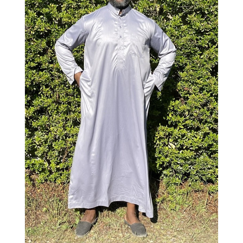 Qamis Long Saoudien De Luxe à Col - Tissu Glacé Gris Clair - Manche Longue Style Haramain ou Daffah -Afaq Qamis Long Saoudien De Luxe à Col - Tissu Glacé Gris Clair - Manche Longue Style Haramain ou Daffah -Afaq