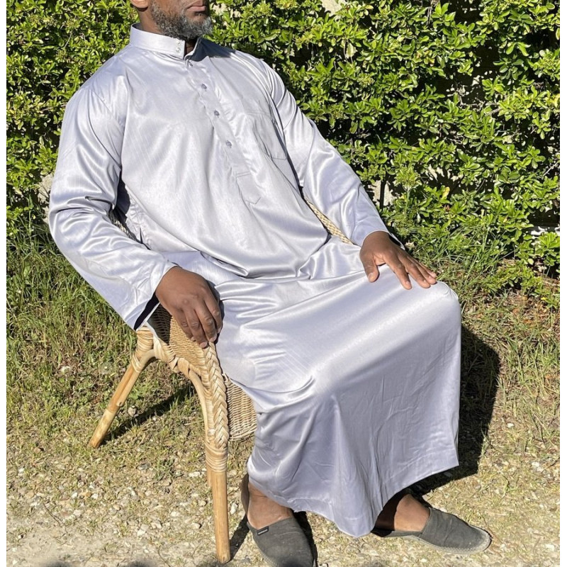 Qamis Long Saoudien De Luxe à Col - Tissu Glacé Gris Clair - Manche Longue Style Haramain ou Daffah -Afaq Qamis Long Saoudien De Luxe à Col - Tissu Glacé Gris Clair - Manche Longue Style Haramain ou Daffah -Afaq