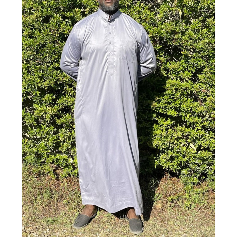 Qamis Long Saoudien De Luxe à Col - Tissu Glacé Gris Clair - Manche Longue Style Haramain ou Daffah -Afaq Qamis Long Saoudien De Luxe à Col - Tissu Glacé Gris Clair - Manche Longue Style Haramain ou Daffah -Afaq