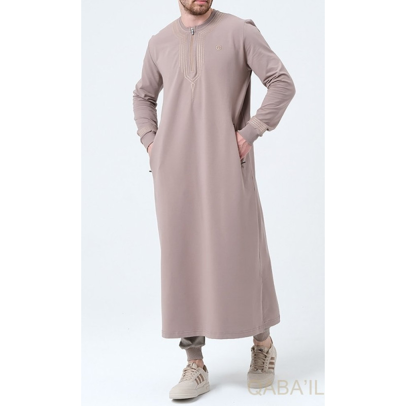 Qamis Long - Taupe et Broderie Taupe - Qaba'il : Sham Qamis Long - Taupe et Broderie Taupe - Qaba'il : Sham