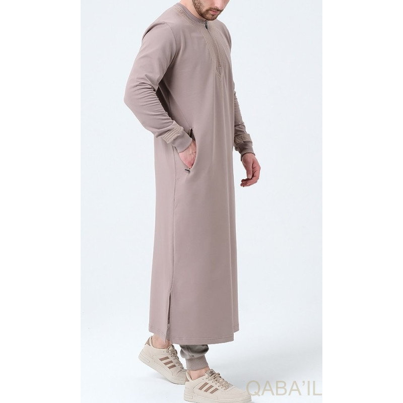 Qamis Long - Taupe et Broderie Taupe - Qaba'il : Sham Qamis Long - Taupe et Broderie Taupe - Qaba'il : Sham