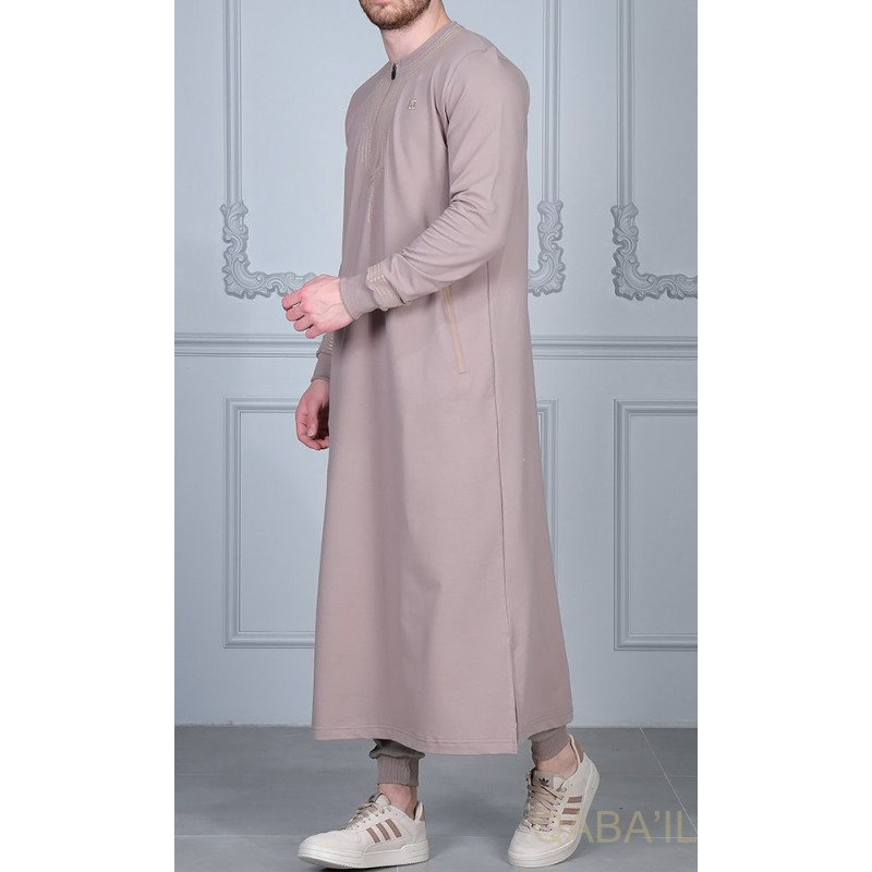 Qamis Long - Taupe et Broderie Taupe - Qaba'il : Sham Qamis Long - Taupe et Broderie Taupe - Qaba'il : Sham