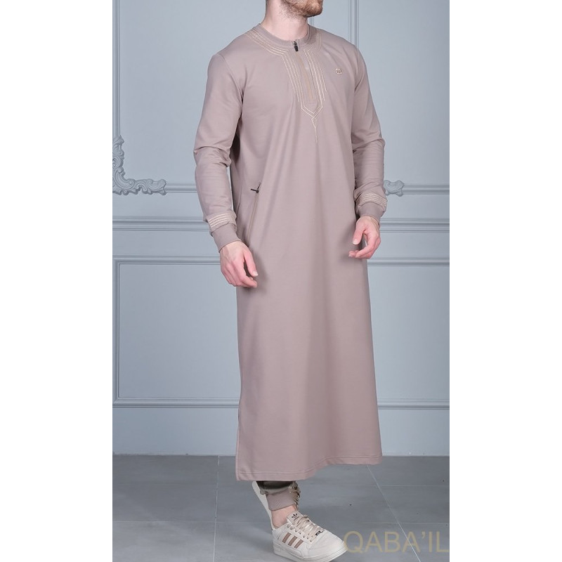 Qamis Long - Taupe et Broderie Taupe - Qaba'il : Sham Qamis Long - Taupe et Broderie Taupe - Qaba'il : Sham