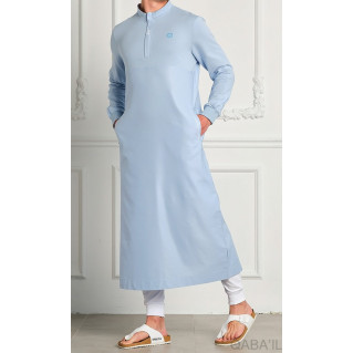 Qamis Long - Bleu Clair et Broderie Blanc - Qaba'il : Subtil