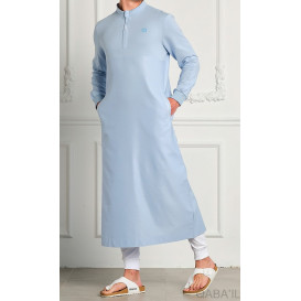 Qamis Long - Bleu Clair et Broderie Blanc - Qaba'il : Subtil