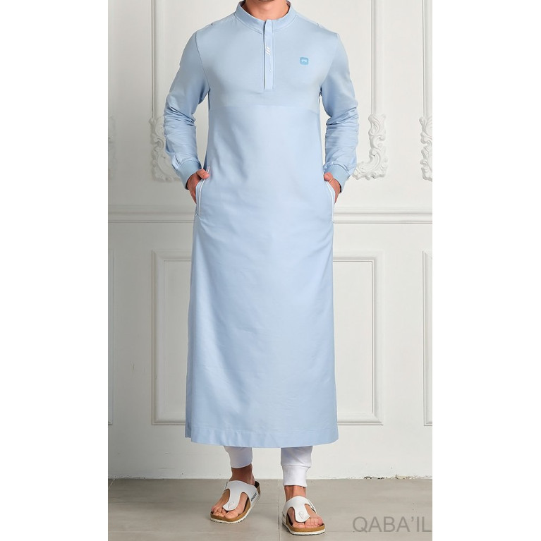 Qamis Long - Bleu Clair et Broderie Blanc - Qaba'il : Subtil