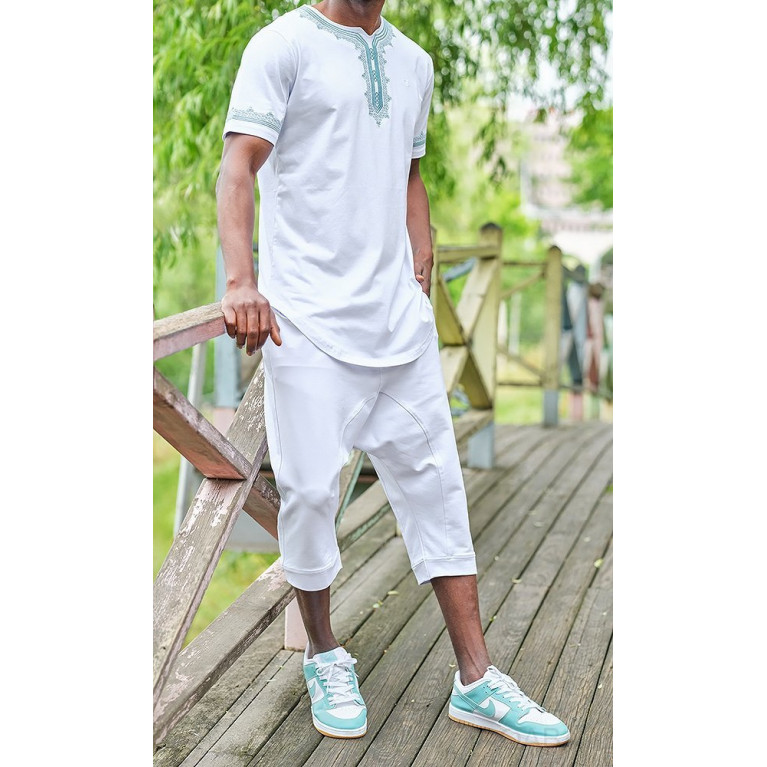 Ensemble Etniz - T-Shirt et Saroual - Blanc et Broderie Vert Amande - Qaba'il S23 : Manches Courtes et Pantacourt