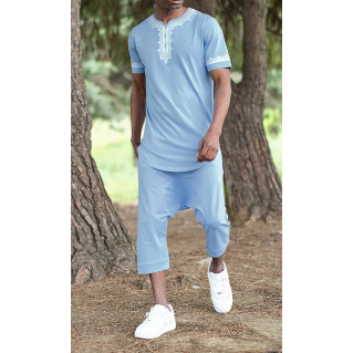 Ensemble Etniz - T-Shirt et Saroual - Bleu Clair et Broderie Blanche - Qaba'il S23 : Manches Courtes et Pantacourt